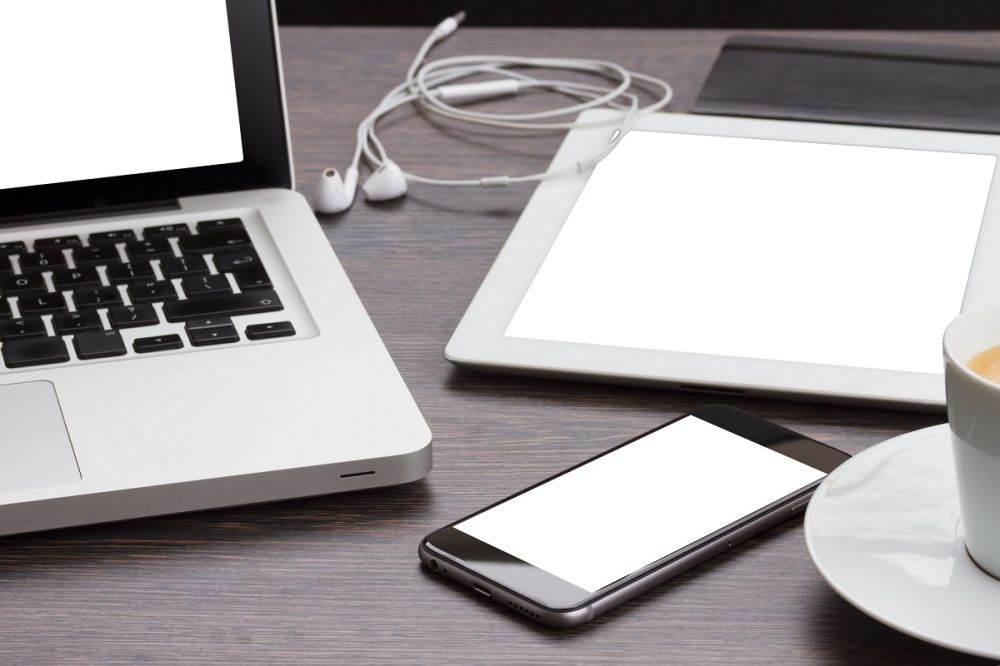 Un PC portable, une tablette et un smartphone Un PC portable, une tablette et un smartphone
