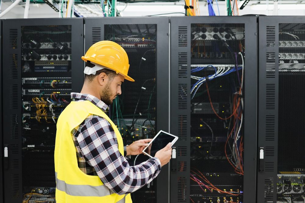 Ing&eacute;nieur travaillant dans un data center