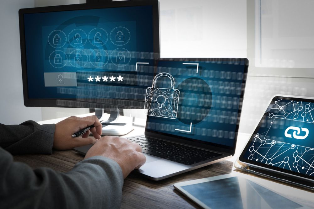 Expert en cybers&eacute;curit&eacute; en train de travailler